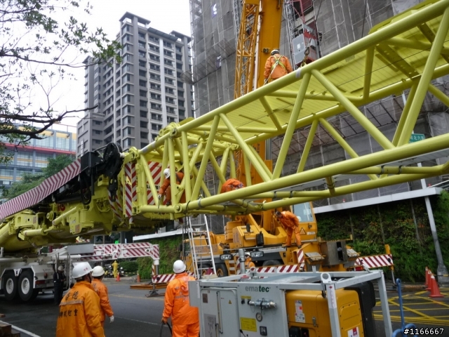 LIEBHERR-1200T吊車上工了 "2/16日新增巨怪躺下照片(拆除)"