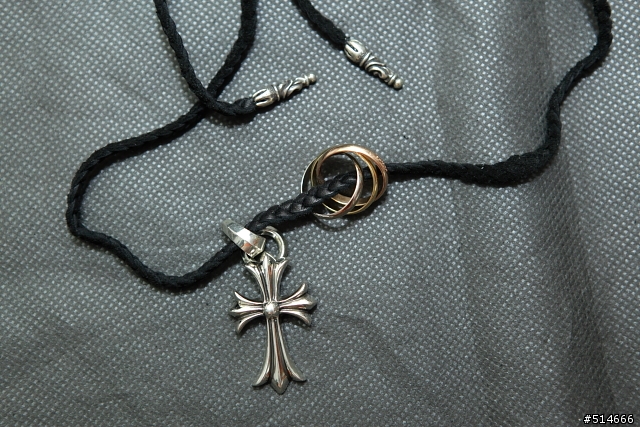 當珠寶皇帝遇見銀飾帝王--Chrome Hearts 經典十字架墜子與皮繩搭配(特別附錄--Chanel N°5 攜帶式香氛組)