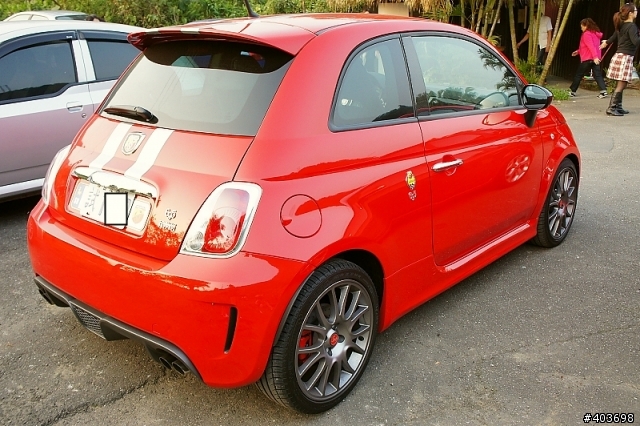 驚見超火紅 Abarth 500 法拉利 695(有圖)!!