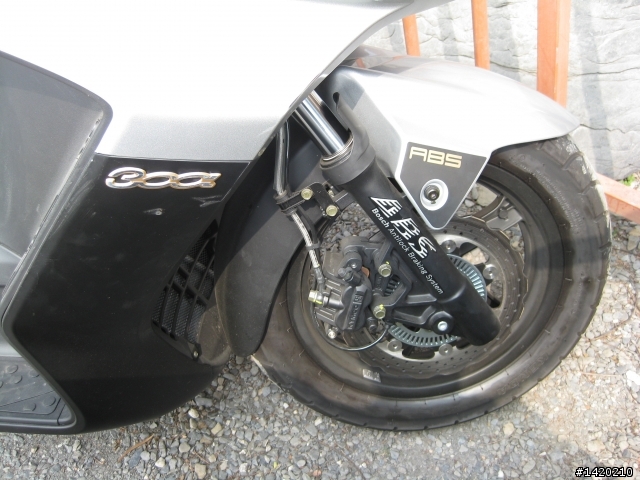 掛試車牌的KYMCO DOWNTOWN 300i
