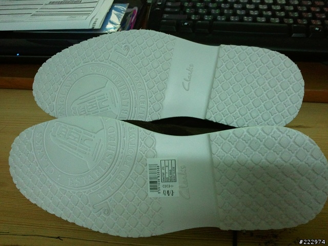 {開箱}貴松松的clarks麂皮雕花鞋