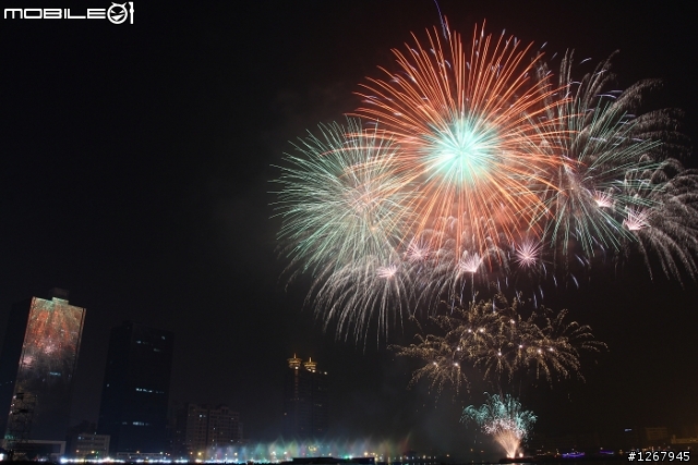 討論器材之餘~大家來PO一下高雄燈會煙火吧!!