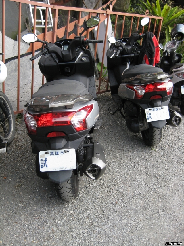 掛試車牌的KYMCO DOWNTOWN 300i