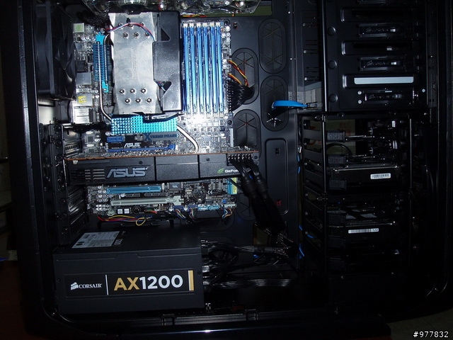 [純開箱]過完年 幫電腦換個新家 流線胖寶貝 Corsair 600T