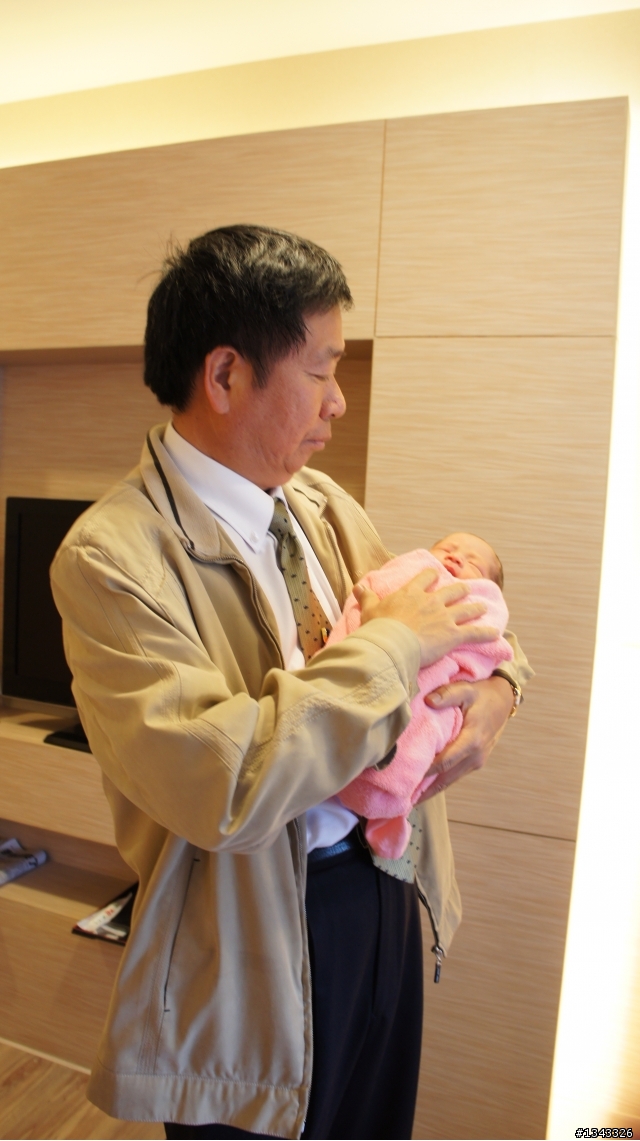 小孩遲遲不出來.(謝謝各位..2月25已順利出生.....)