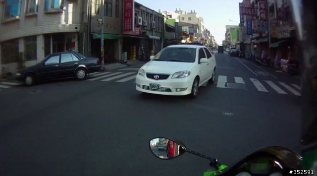 多人認為這台TOYOTA駕駛意圖謀殺= =