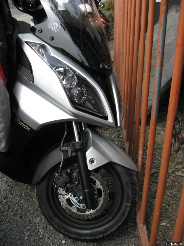 掛試車牌的KYMCO DOWNTOWN 300i