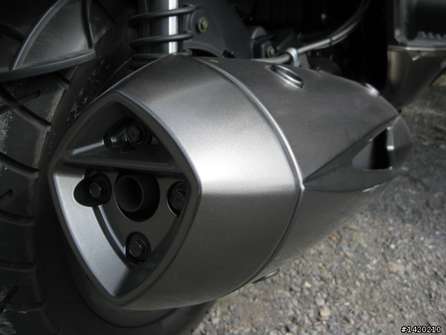 掛試車牌的KYMCO DOWNTOWN 300i