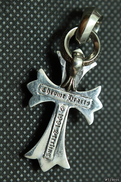 當珠寶皇帝遇見銀飾帝王--Chrome Hearts 經典十字架墜子與皮繩搭配(特別附錄--Chanel N°5 攜帶式香氛組)