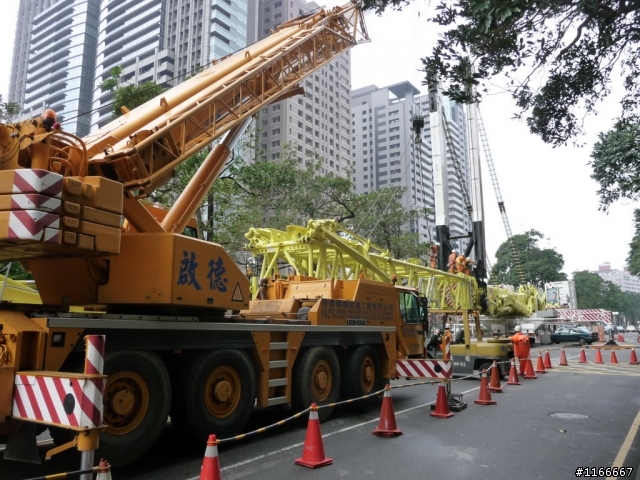 LIEBHERR-1200T吊車上工了 "2/16日新增巨怪躺下照片(拆除)"