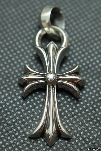 當珠寶皇帝遇見銀飾帝王--Chrome Hearts 經典十字架墜子與皮繩搭配(特別附錄--Chanel N°5 攜帶式香氛組)