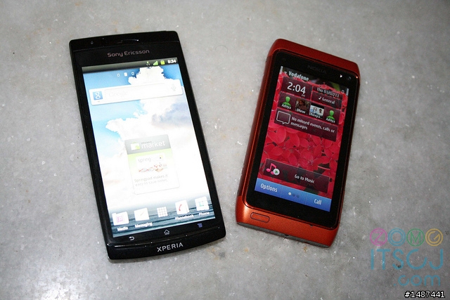 XPERIA ARC屏幕对比诺基亚N8。。。20张高清对比一次看个够。。。