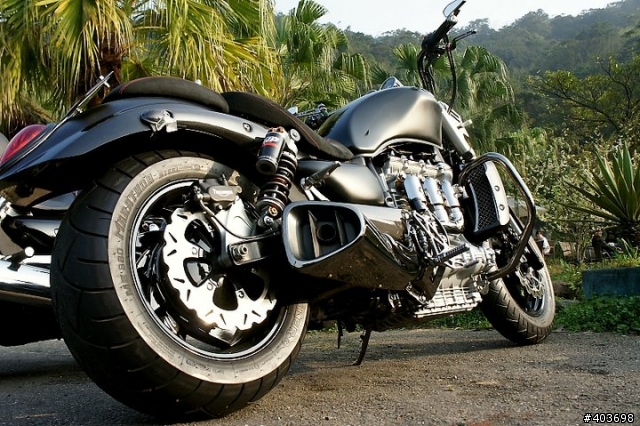 莫內咖啡~爆改的TRIUMPH 2300CC(有圖)!!