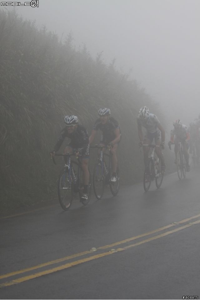 2011 環台賽 最終站...  霧茫茫 小油坑 400M 前 終點前!  台灣選手 加油