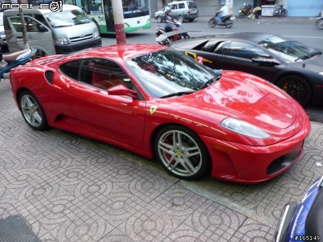 2011.03.06 越南胡志明市安陽王街 藍寶堅尼 LP670-4 消光黑  和 法拉利 F430 法拉利紅