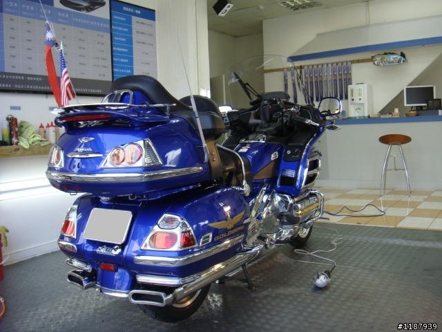重機分享~本田豪華旗鑑GoldWing GL1800寶藍加映VN900美式作風改裝