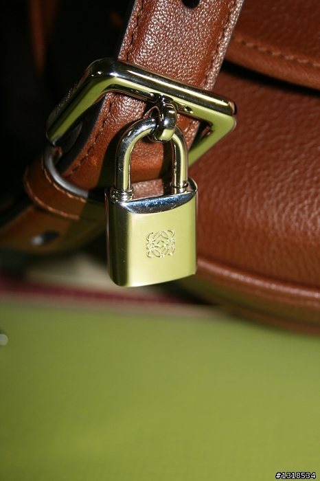 【分享開箱】漢神購入Ｌｏｅｗｅ側背包......又是被限量色給害了