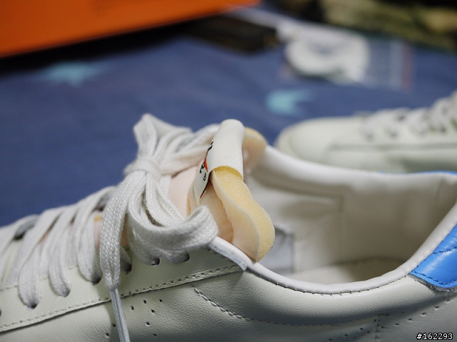 女友在Y拍購買的NIKE好像是仿的，麻煩各位大大幫忙看一下!