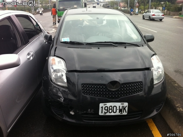 Yaris被貨車追撞