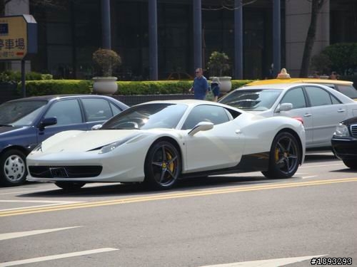 馬中赤兔-雪白Ferrari 458 Italia