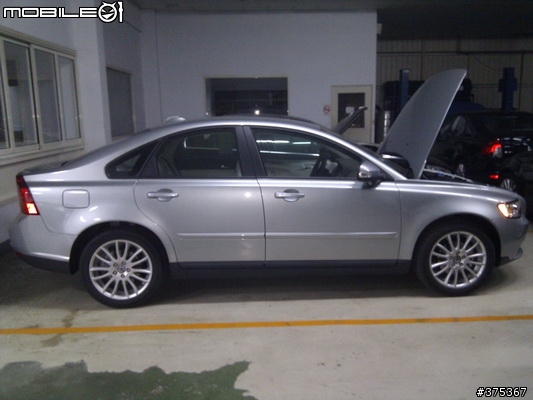 12月訂的VOLVO S40 2.0到囉~剛剛先去看車