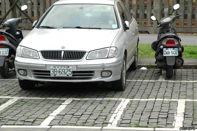 因為方便就霸占殘障車位和機車車位~好樣的!