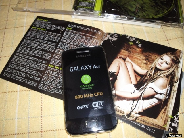 開兩箱~GALAXY ACE雪白機+艾薇兒新專輯~贈品多多多