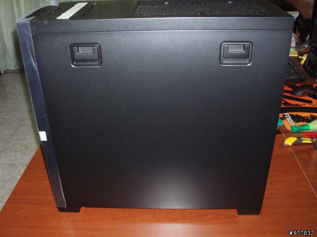 [不專業開箱]海盜機殼又一新作-黑曜石系列 CORSAIR 650D開箱