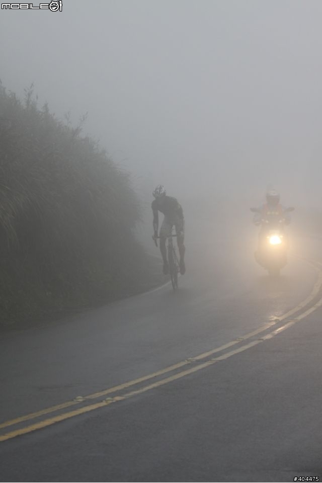 2011 環台賽 最終站...  霧茫茫 小油坑 400M 前 終點前!  台灣選手 加油