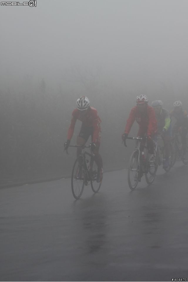 2011 環台賽 最終站...  霧茫茫 小油坑 400M 前 終點前!  台灣選手 加油