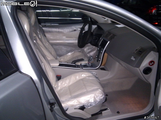 12月訂的VOLVO S40 2.0到囉~剛剛先去看車