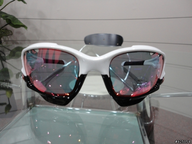 {開箱} 等待了兩個半月,終於到手了...~OAKLEY JAWBONE~