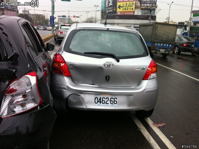 Yaris被貨車追撞