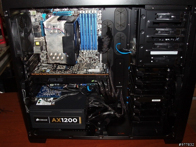 [不專業開箱]海盜機殼又一新作-黑曜石系列 CORSAIR 650D開箱