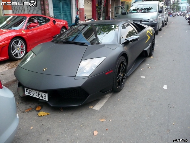 2011.03.06 越南胡志明市安陽王街 藍寶堅尼 LP670-4 消光黑  和 法拉利 F430 法拉利紅