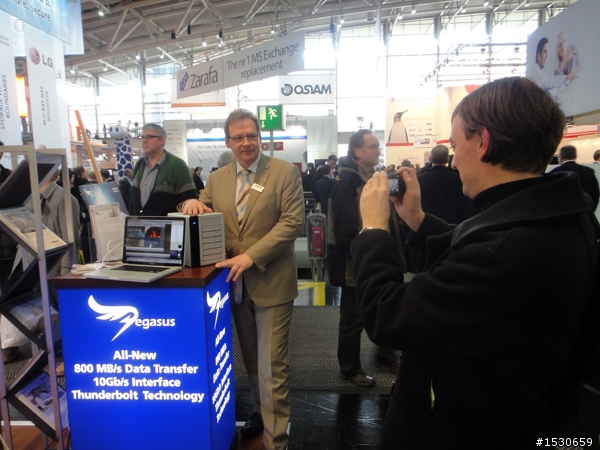 Promise Pegasus R6(Thunderbolt)  + New Macbook Pro 實機 demo (Cebit)