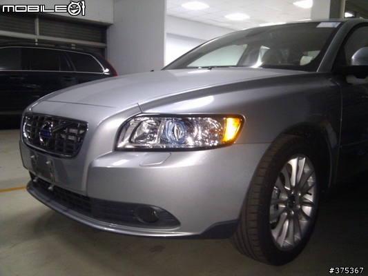 12月訂的VOLVO S40 2.0到囉~剛剛先去看車