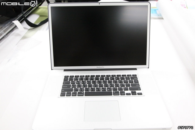 [開箱]2011 Macbook Pro 17" 臺灣客製化版本到貨!!
