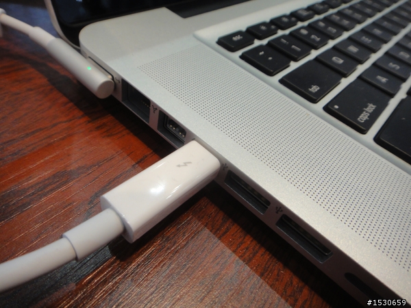 Promise Pegasus R6(Thunderbolt)  + New Macbook Pro 實機 demo (Cebit)