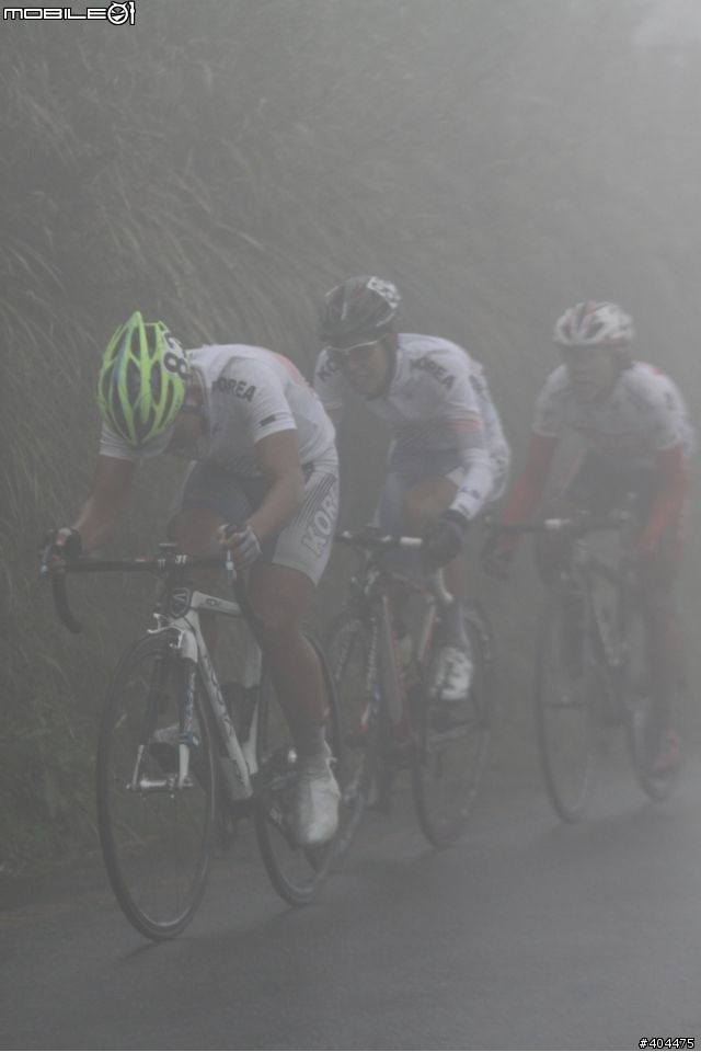 2011 環台賽 最終站...  霧茫茫 小油坑 400M 前 終點前!  台灣選手 加油