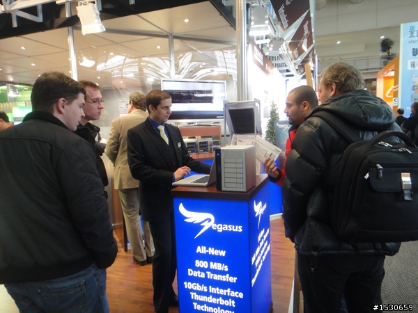Promise Pegasus R6(Thunderbolt)  + New Macbook Pro 實機 demo (Cebit)