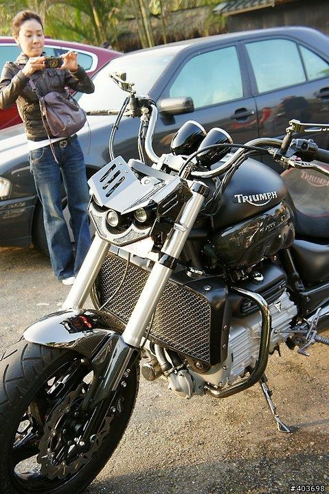 莫內咖啡~爆改的TRIUMPH 2300CC(有圖)!!