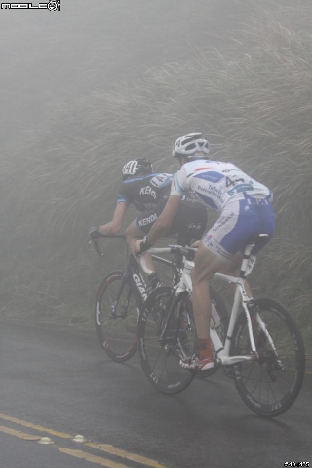 2011 環台賽 最終站...  霧茫茫 小油坑 400M 前 終點前!  台灣選手 加油