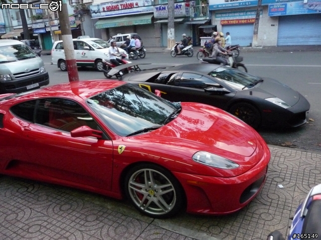 2011.03.06 越南胡志明市安陽王街 藍寶堅尼 LP670-4 消光黑  和 法拉利 F430 法拉利紅