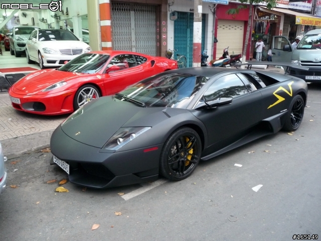 2011.03.06 越南胡志明市安陽王街 藍寶堅尼 LP670-4 消光黑  和 法拉利 F430 法拉利紅