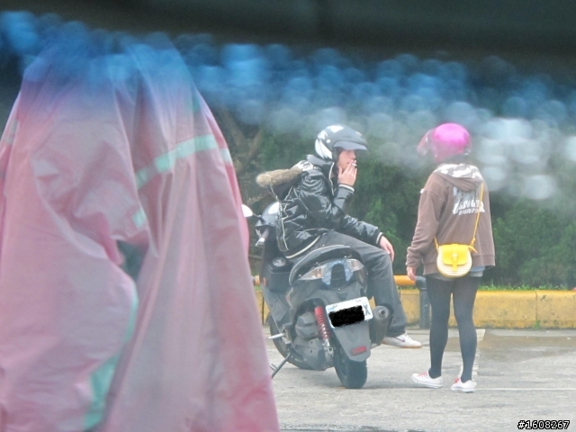 3/18文化大學附近加油站(加油站抽煙)