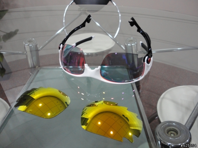 {開箱} 等待了兩個半月,終於到手了...~OAKLEY JAWBONE~