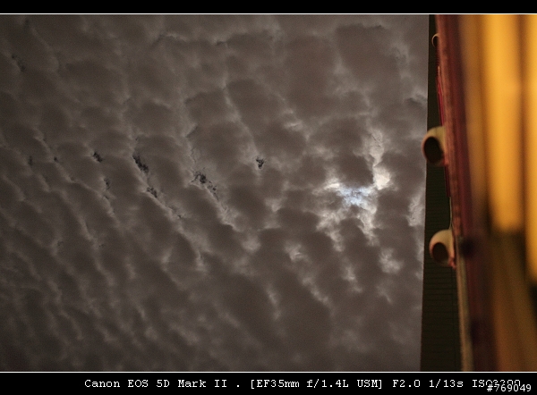 想拍超級月亮...但...拍到魚鱗雲..好像俗稱地震雲