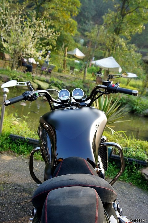 莫內咖啡~爆改的TRIUMPH 2300CC(有圖)!!
