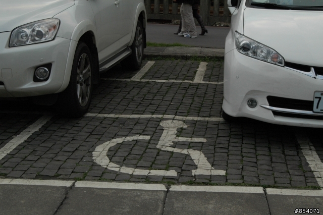 因為方便就霸占殘障車位和機車車位~好樣的!